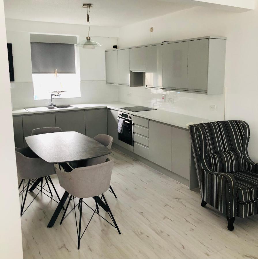 Spacious And Bright Town Centre Apartment Ballycastle Exteriér fotografie